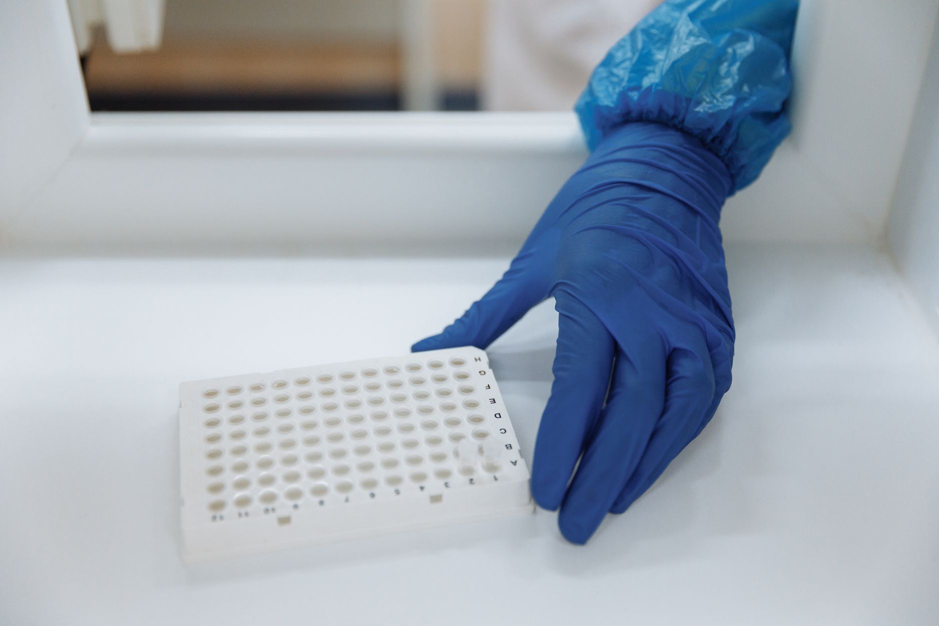 Laboratory pipetting into a sample tray